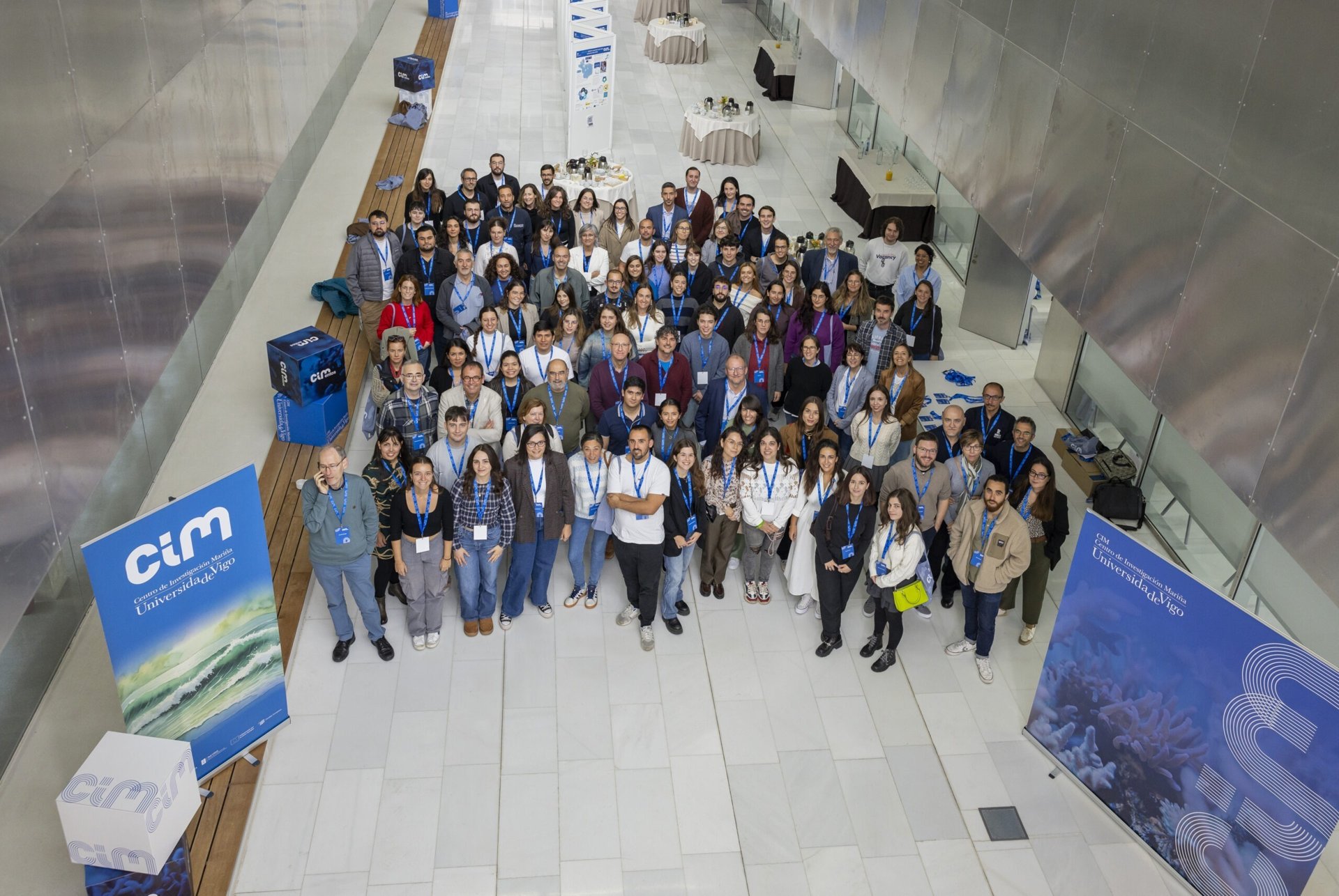 Foto de grupo de las personas asistentes a la asamblea CIMentos en el hall del CITEXVI
